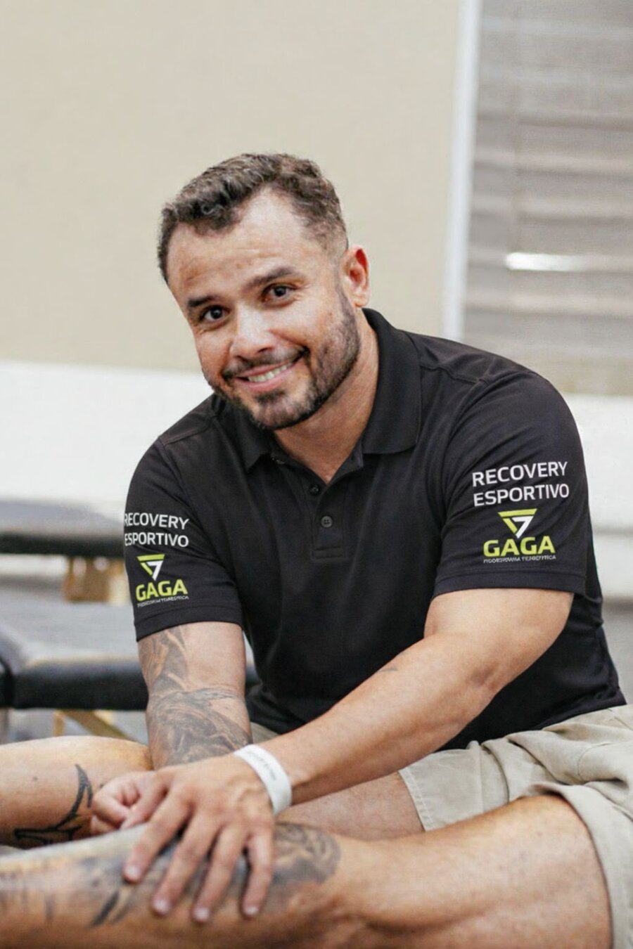 Gaga, massoterapeuta e quiropraxista, em atendimento
